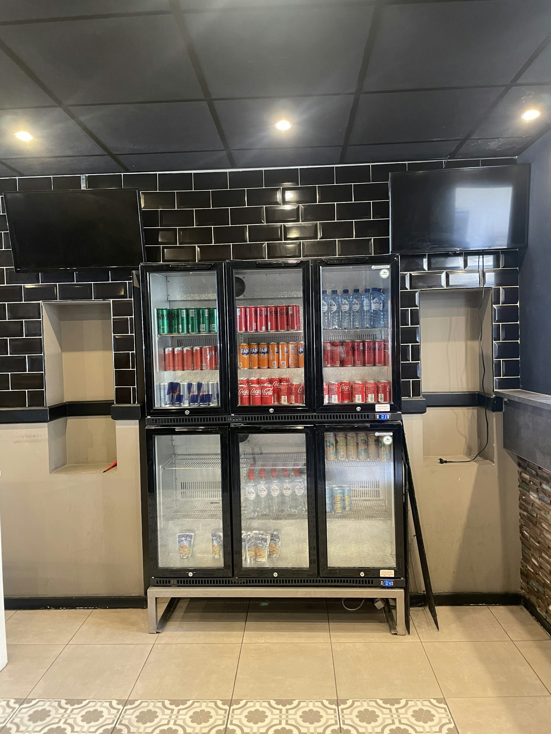 PIZZERIA & IJS SALON TER OVERNAME IN ’S-HERTOGENBOSCH – 140 M² EN COMPLETE BEZORGINFRASTRUCTUUR — foto 9 van 19