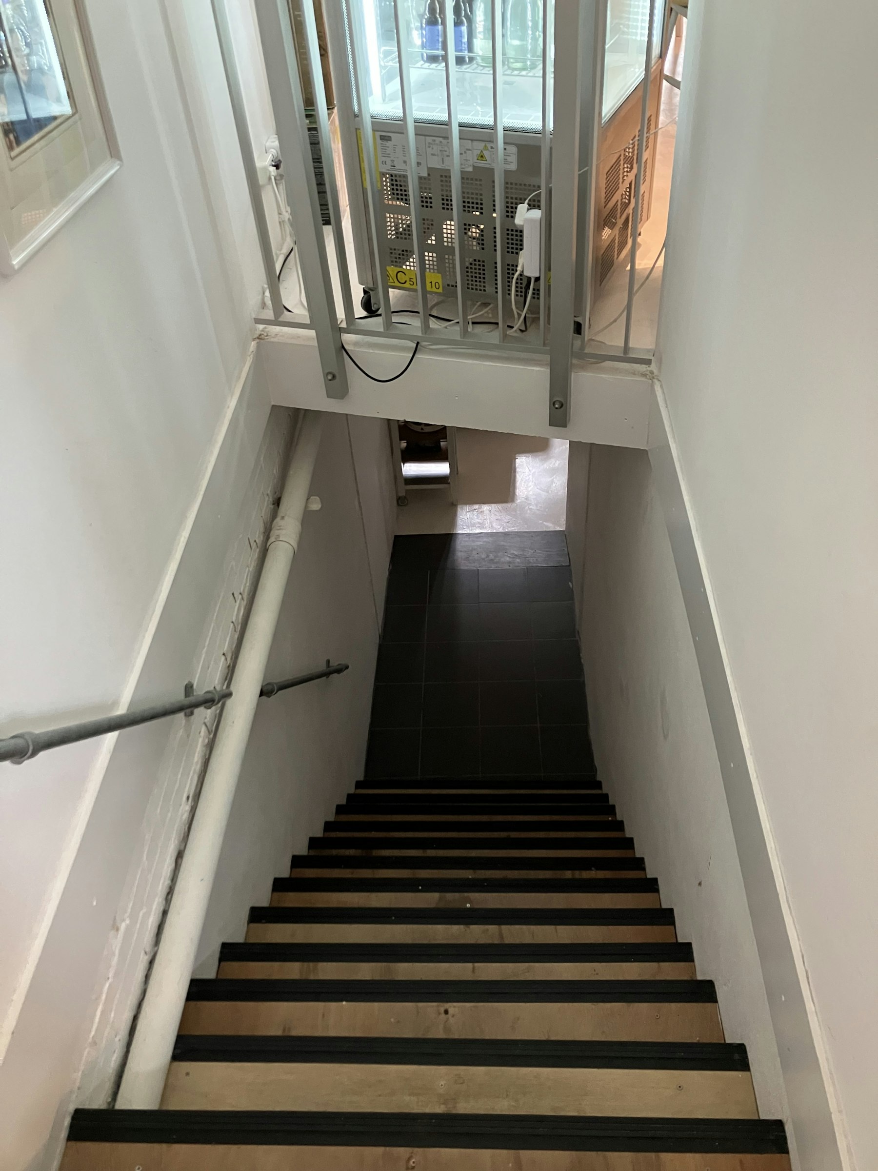 LUNCHROOM TER OVERNAME IN DEN HAAG – 180 M², 30 ZITPLAATSEN EN TERRAS — foto 18 van 21