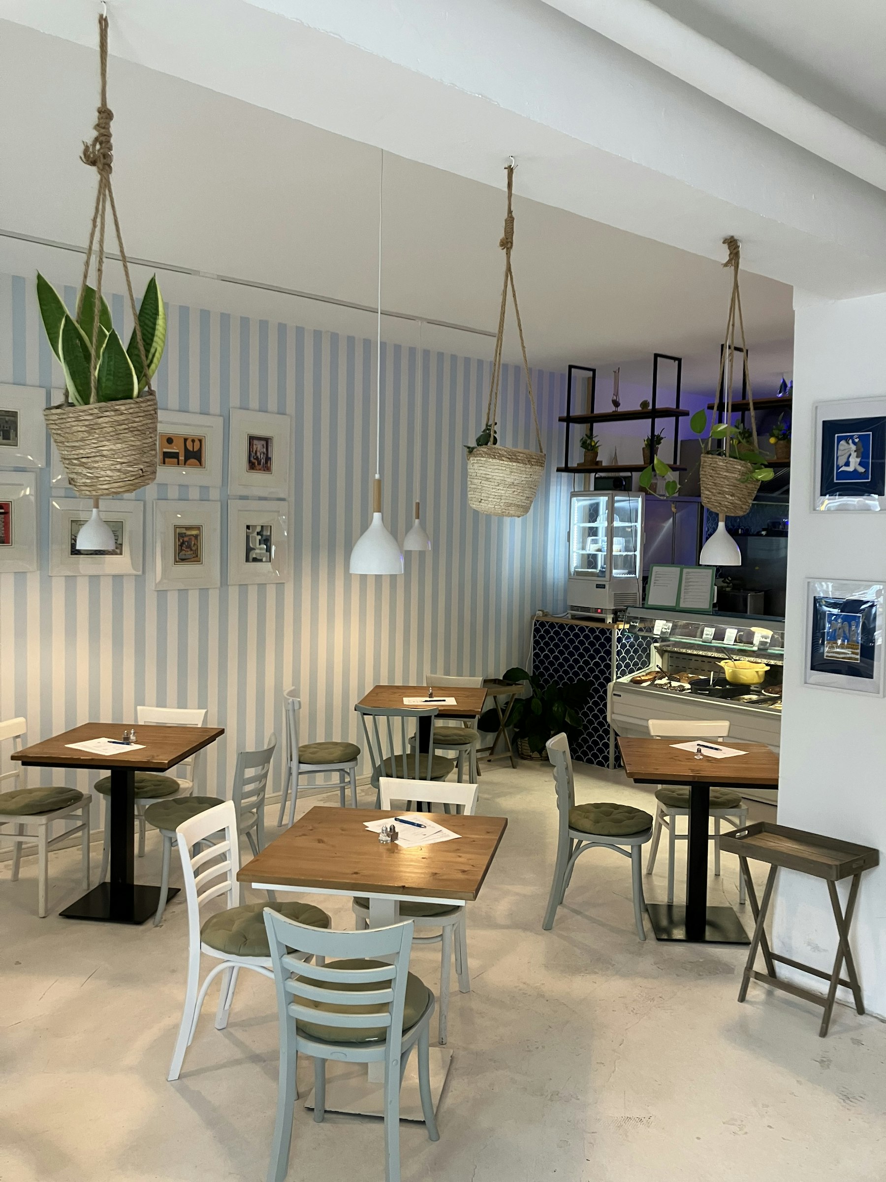 LUNCHROOM TER OVERNAME IN DEN HAAG – 180 M², 30 ZITPLAATSEN EN TERRAS — foto 12 van 21