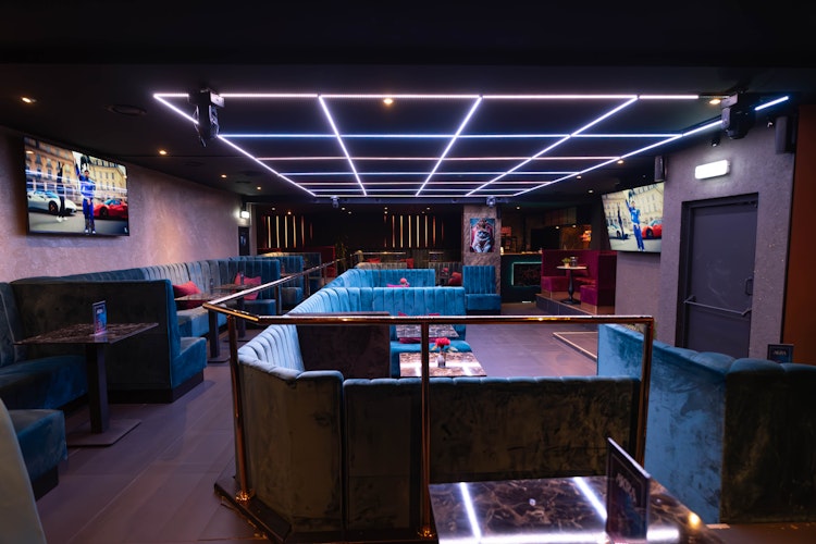LOUNGE & DISCOTHEEK TER OVERNAME IN APELDOORN – 200 M² EN 100+ ZITPLAATSEN — foto 4 van 6