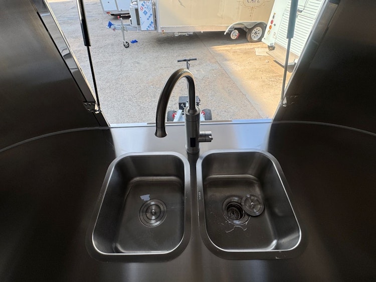 AIRSTREAM FOOD TRAILER TER OVERNAME IN WERKENDAM – NIEUW EN DIRECT INZETBAAR — foto 6 van 10