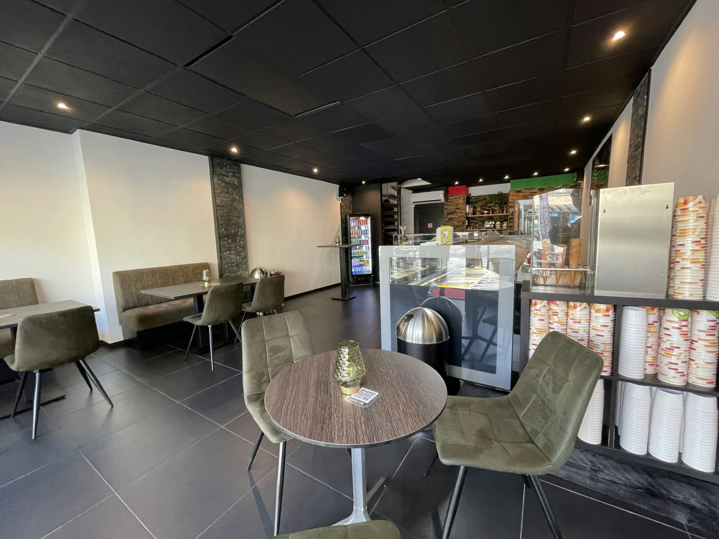 IJSALON & LUNCHROOM TER OVERNAME IN LEUSDEN – 96 M² EN TERRAS MET 25 ZITPLAATSEN — foto 2 van 3