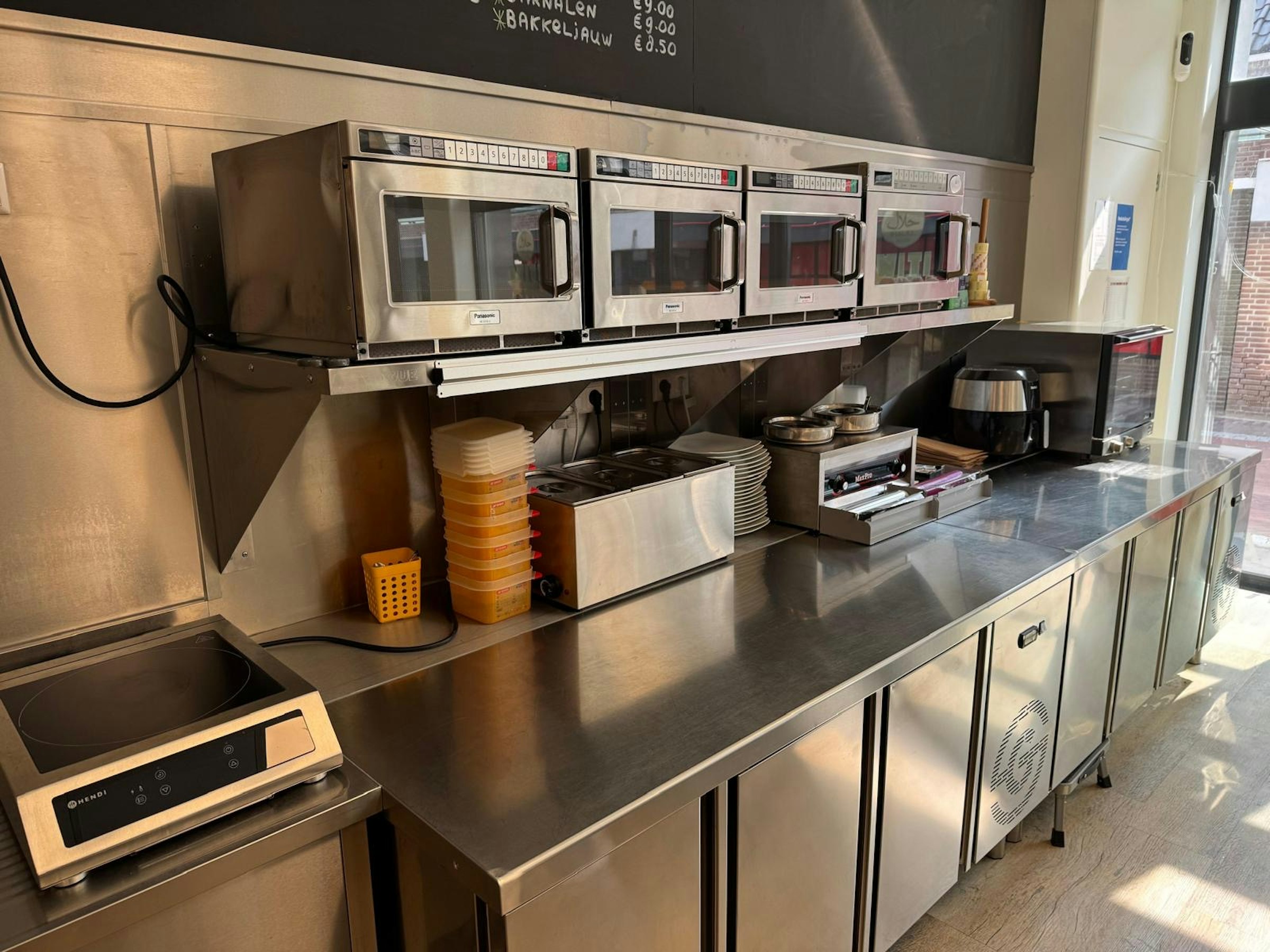 SURINAAMS AFHAALRESTAURANT TER OVERNAME IN AALSMEER – VOLLEDIG INGERICHT — foto 5 van 12