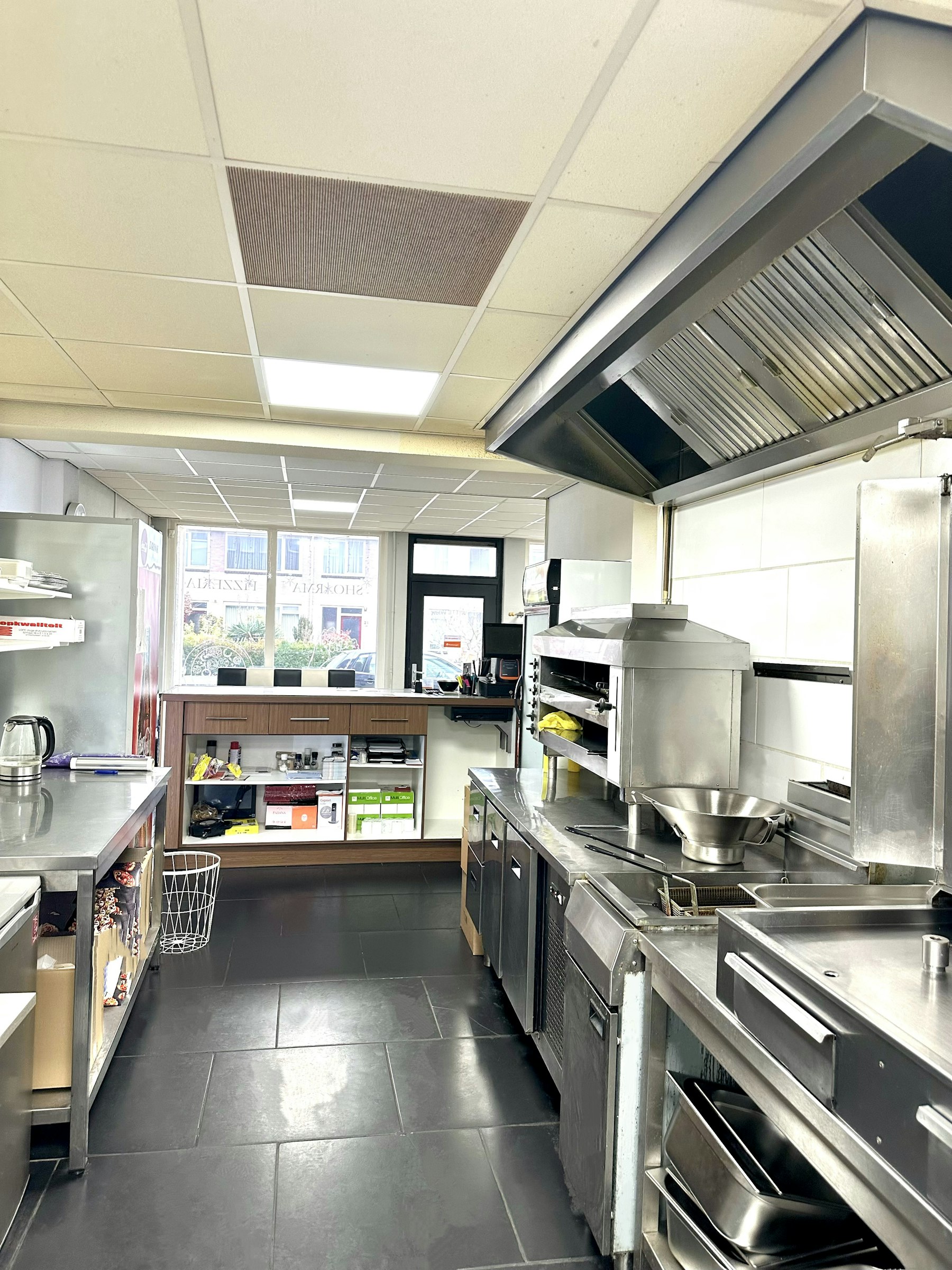 PIZZERIA & SHOARMAZAAK TER OVERNAME IN WAALWIJK – INSTAPKLAAR EN VOLLEDIG INGERICHT — foto 7 van 9