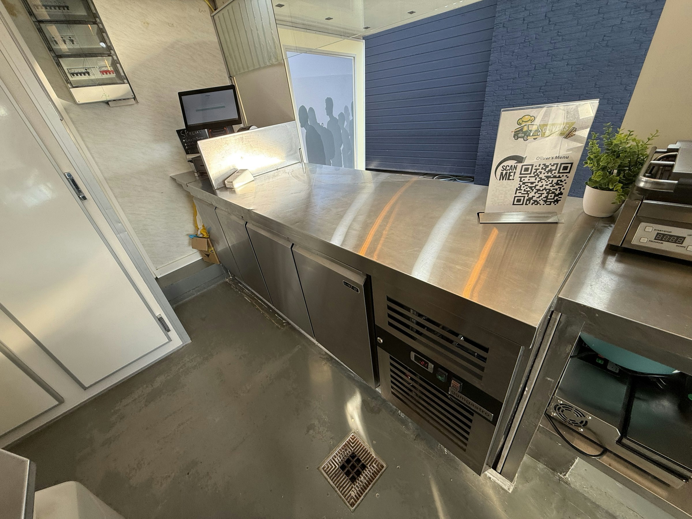GERENOVEERDE FOODTRUCK TER OVERNAME IN HEERHUGOWAARD – FIAT DUCATO MET COMPLETE INVENTARIS — foto 10 van 13