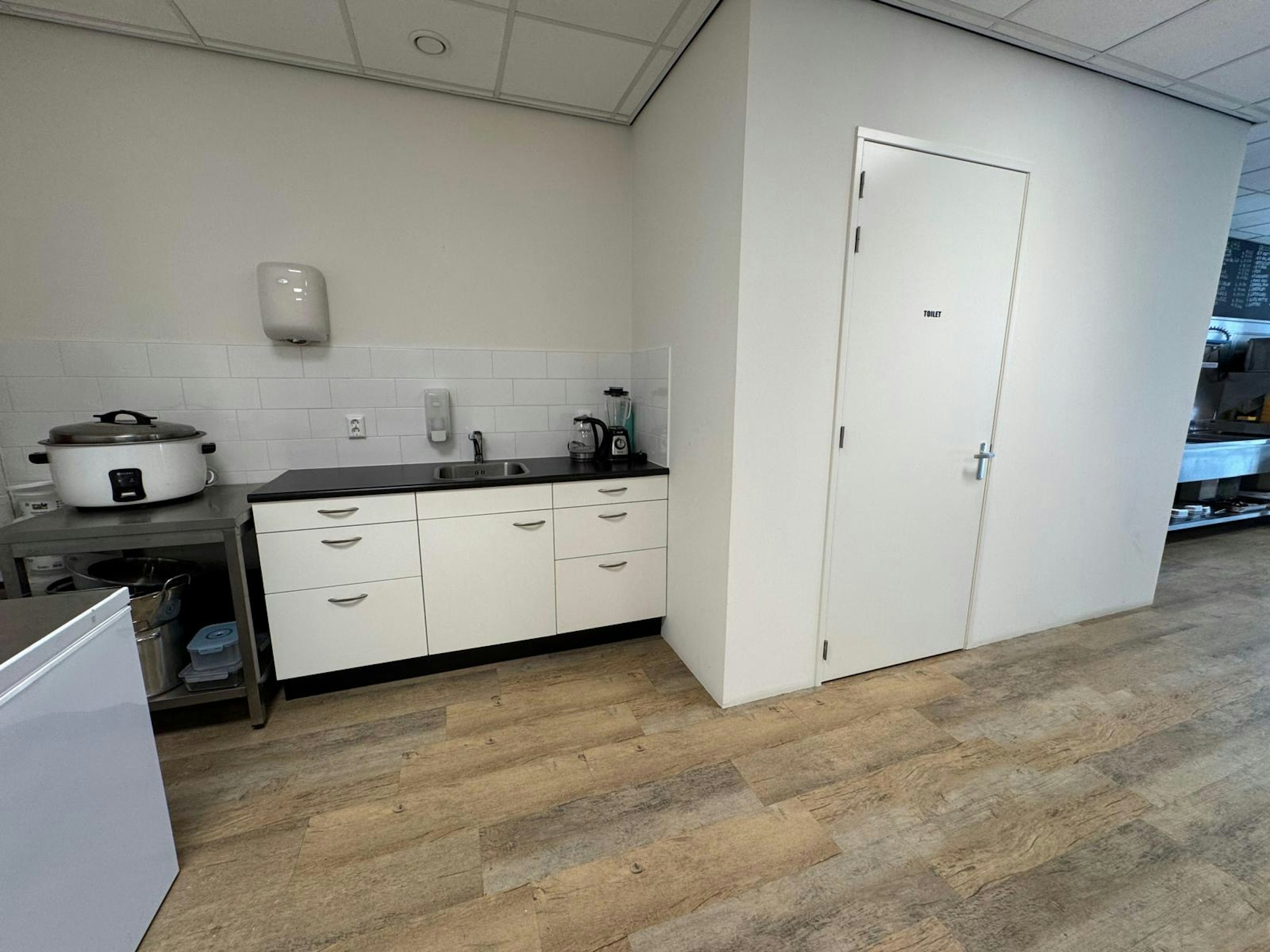 SURINAAMS AFHAALRESTAURANT TER OVERNAME IN AALSMEER – VOLLEDIG INGERICHT — foto 11 van 12