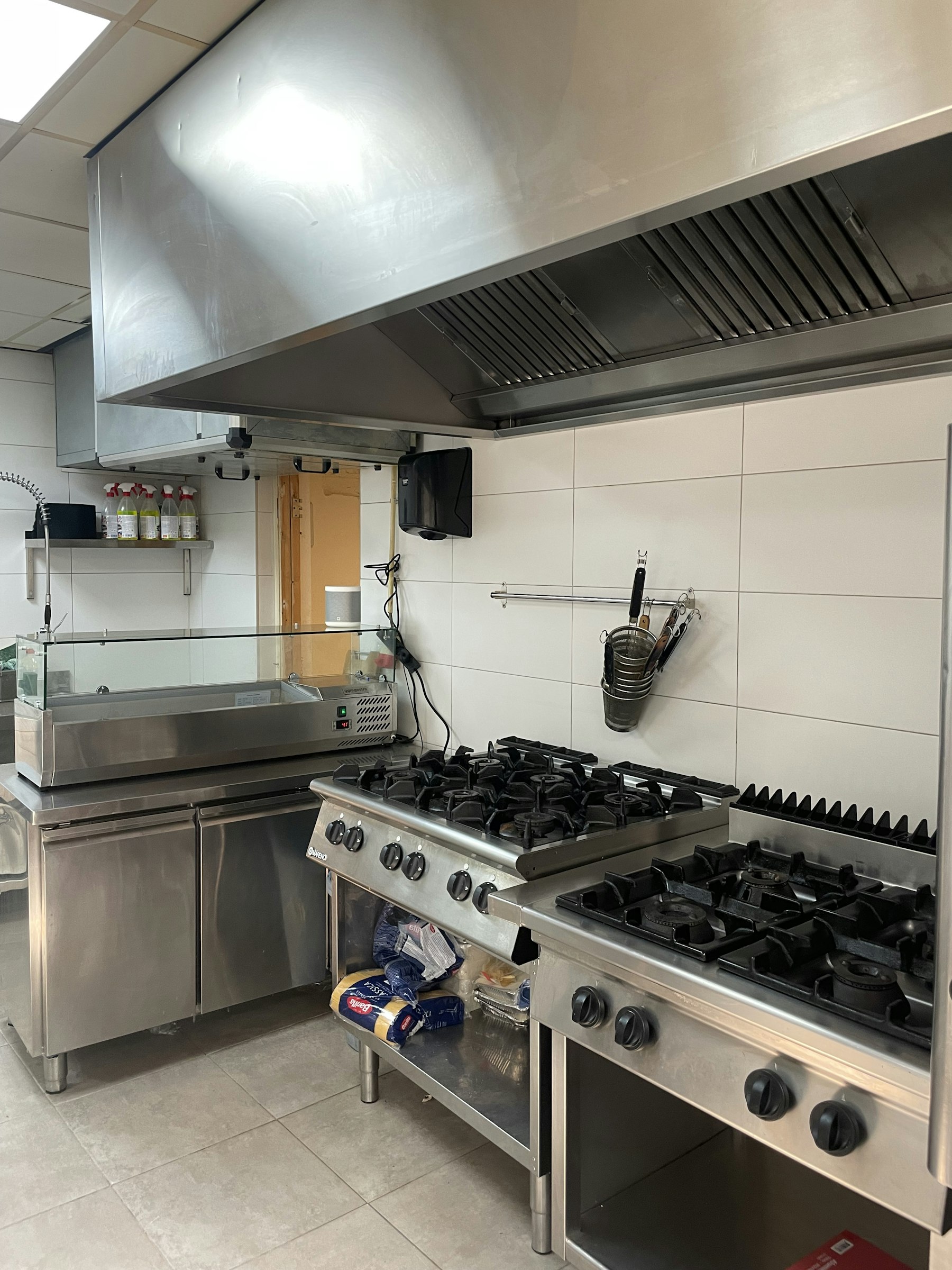 PIZZERIA & IJS SALON TER OVERNAME IN ’S-HERTOGENBOSCH – 140 M² EN COMPLETE BEZORGINFRASTRUCTUUR — foto 15 van 19