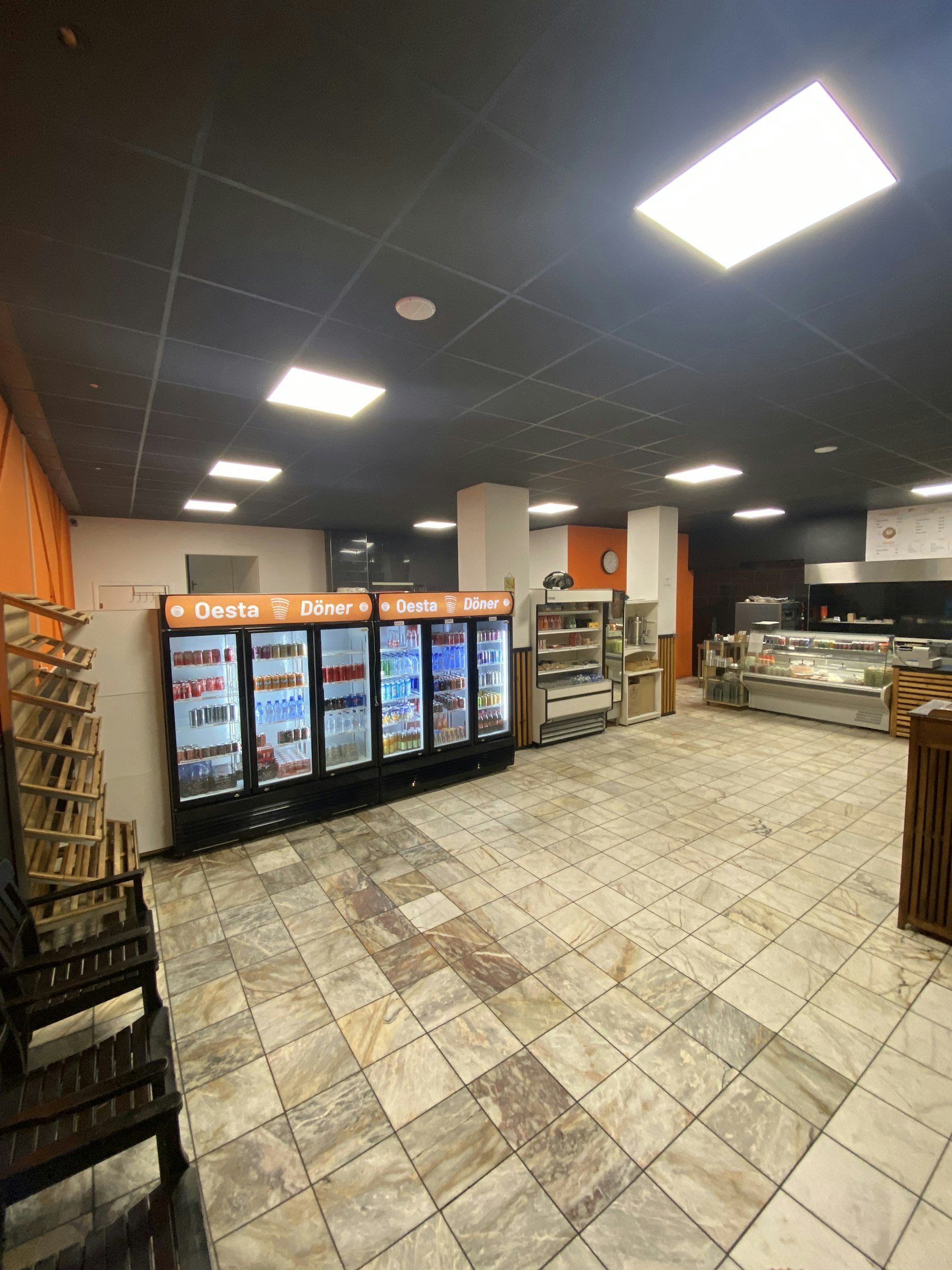 DÖNERZAAK TER OVERNAME IN HENGELO – 400 M² TEGENOVER HET STATION — foto 2 van 4