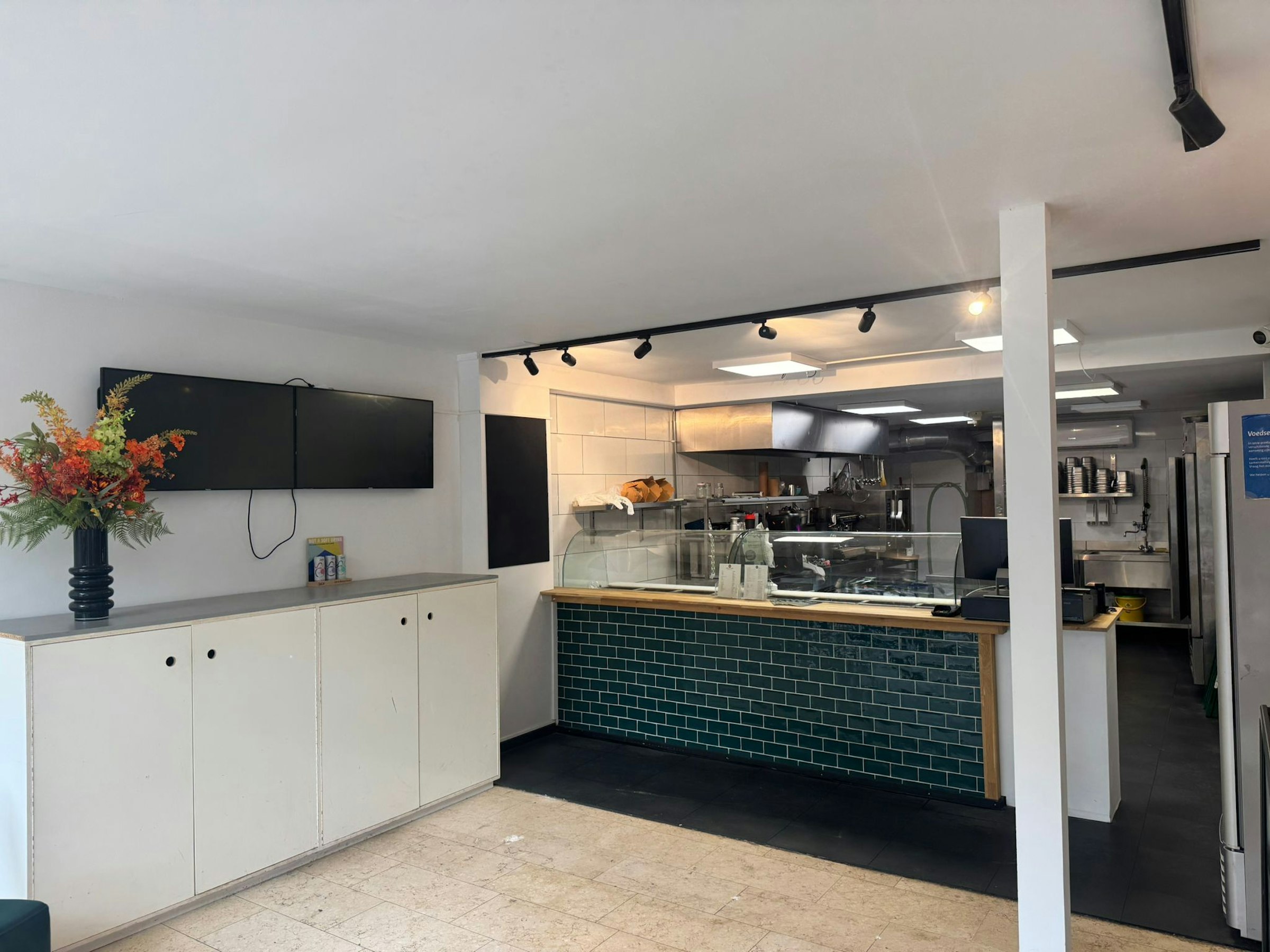 AFHAAL- EN BEZORGRESTAURANT TER OVERNAME IN HILVERSUM – 75 M² EN OVERDRAAGBAAR HUURCONTRACT — foto 2 van 11
