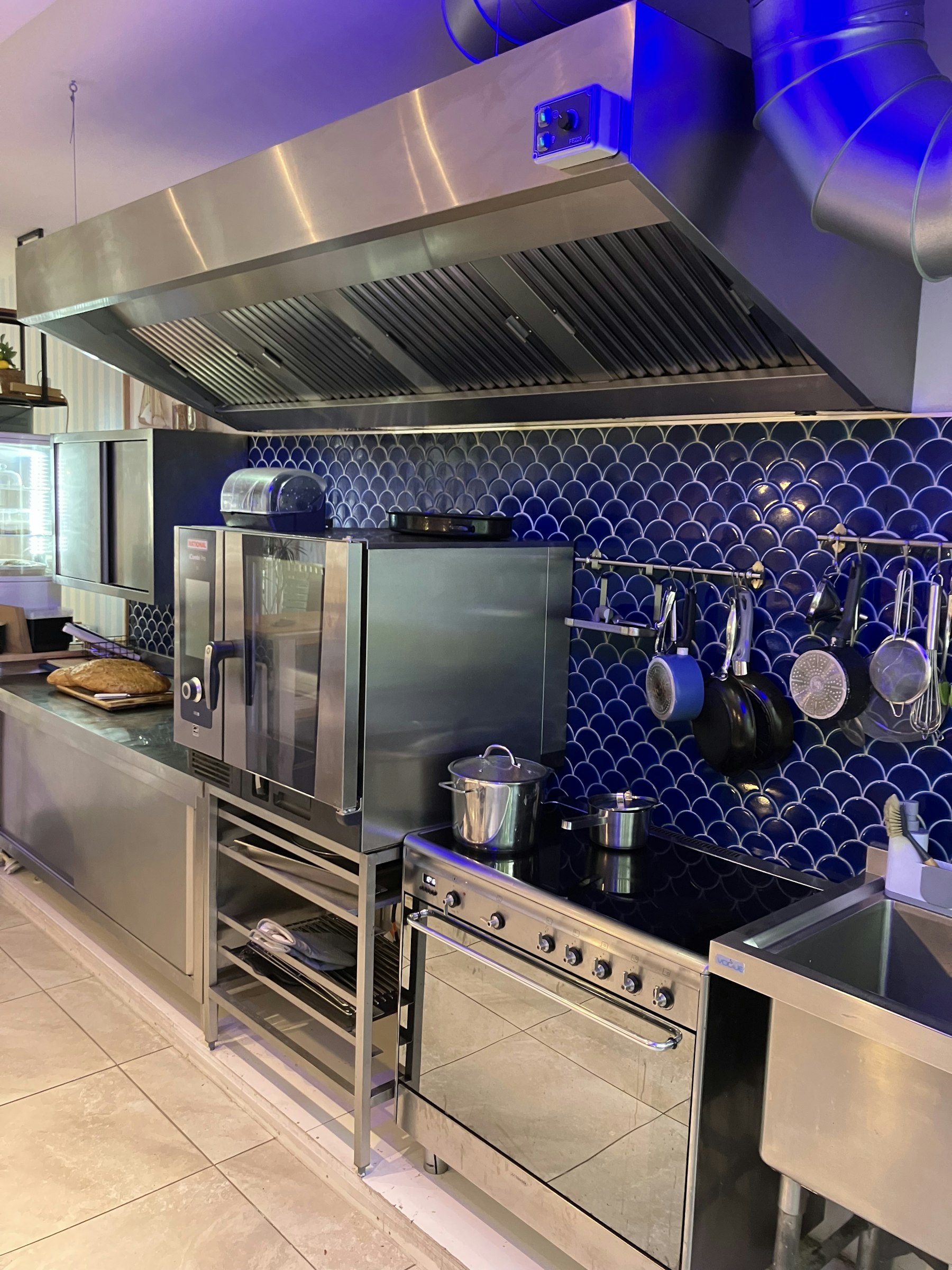 LUNCHROOM TER OVERNAME IN DEN HAAG – 180 M², 30 ZITPLAATSEN EN TERRAS — foto 9 van 21