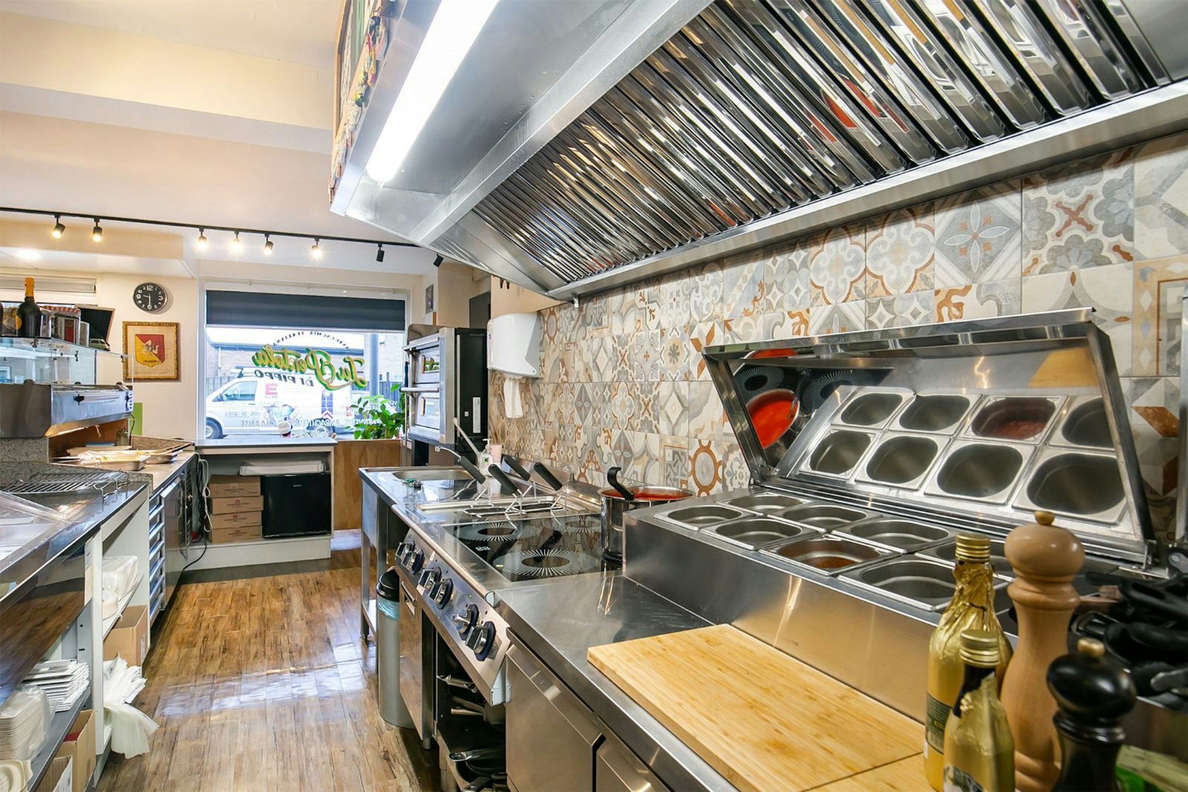ITALIAANSE DELICATESSEWINKEL & HORECA TER OVERNAME IN ELST – 110 M² — foto 18 van 26