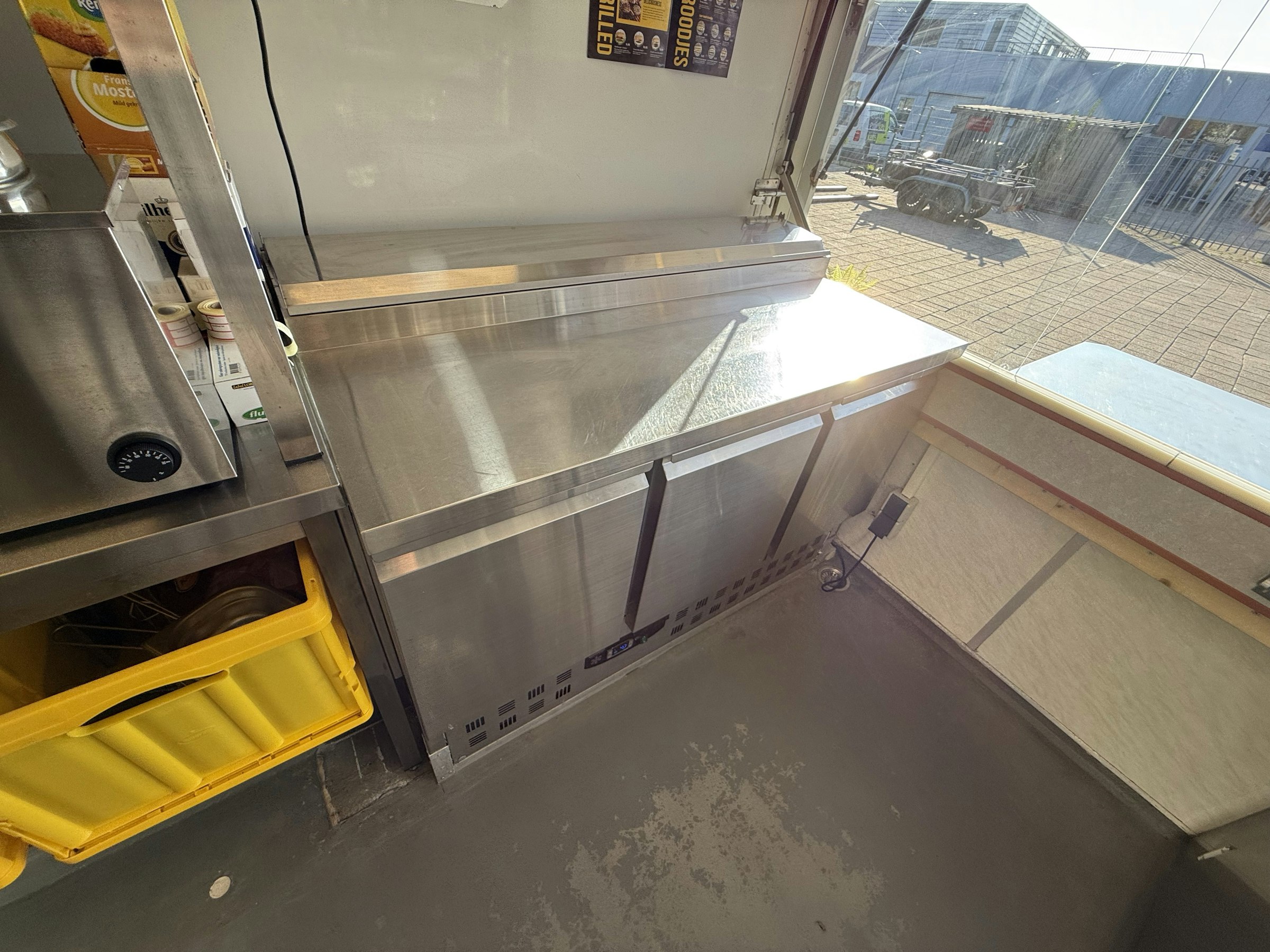 GERENOVEERDE FOODTRUCK TER OVERNAME IN HEERHUGOWAARD – FIAT DUCATO MET COMPLETE INVENTARIS — foto 11 van 13