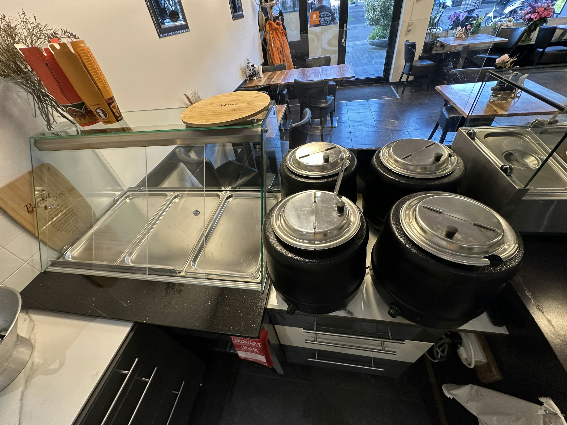 VOLLEDIG INGERICHTE HORECAZAAK TER OVERNAME IN DEN HAAG – WINKELCENTRUM LEYWEG — foto 12 van 19
