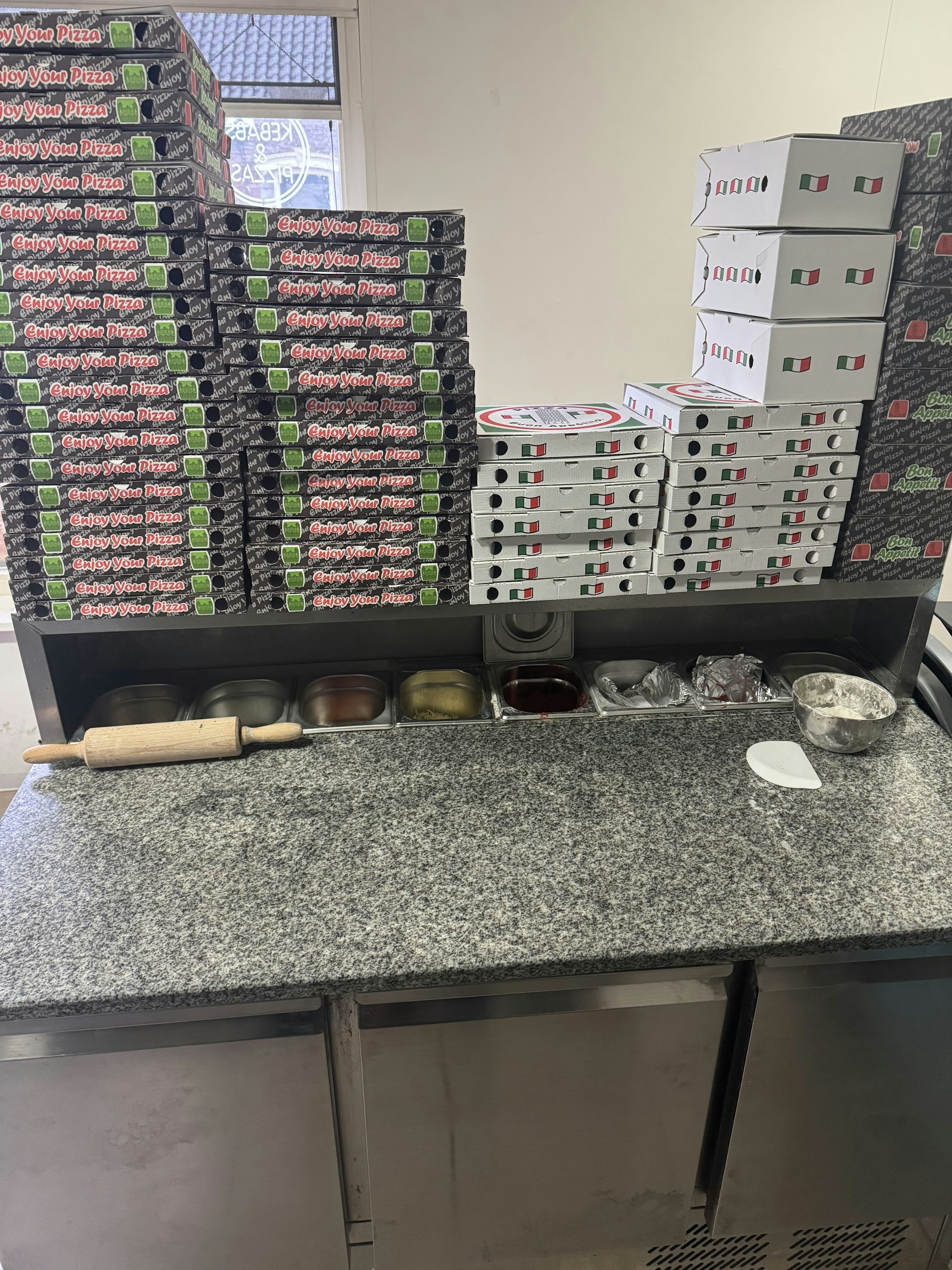 AFHAAL- & BEZORGZAAK TER OVERNAME IN HELMOND – COMPLETE INRICHTING EN LAGE HUUR — foto 3 van 9