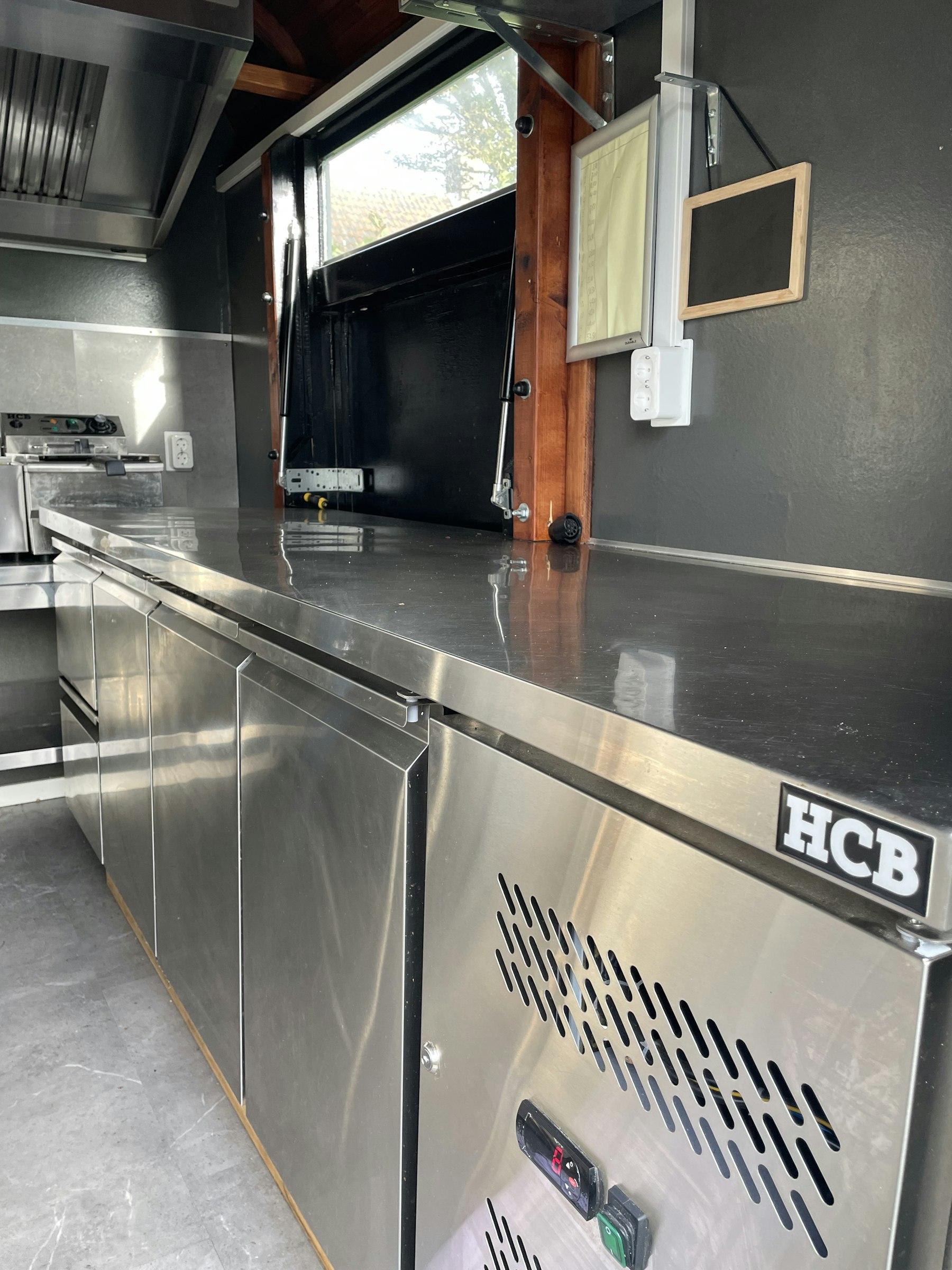 FOODTRUCK TER OVERNAME IN NES – VOLLEDIG INGERICHTE KEUKEN — foto 4 van 5