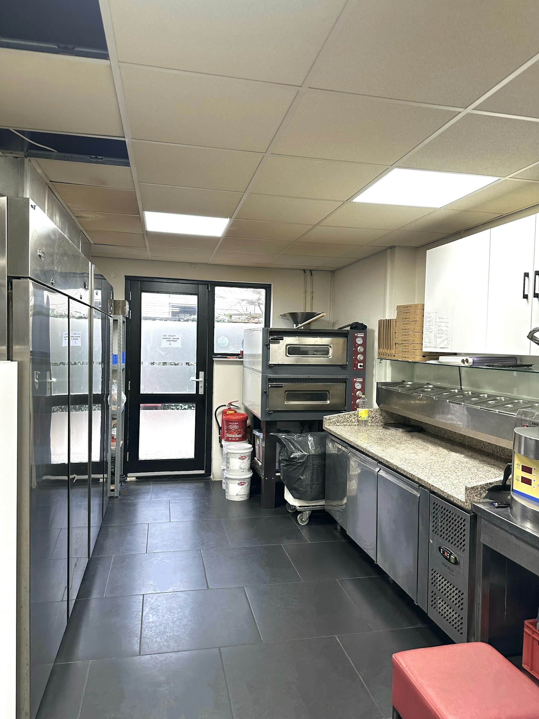 PIZZERIA & SHOARMAZAAK TER OVERNAME IN WAALWIJK – INSTAPKLAAR EN VOLLEDIG INGERICHT — foto 5 van 9