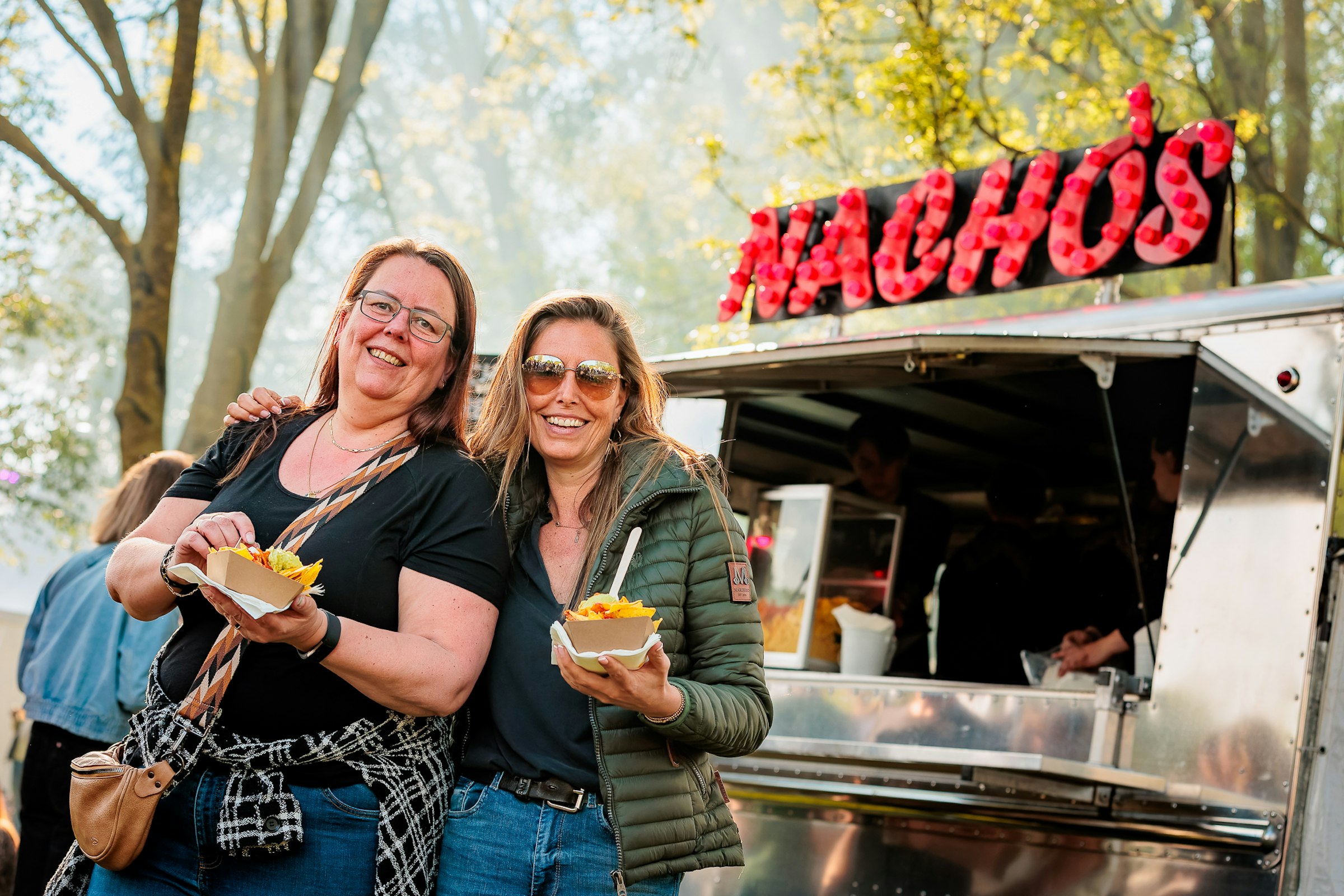 FOODTRUCKBEDRIJF TER OVERNAME IN ALPHEN AAN DEN RIJN – TWEE CHEVROLET P30 FOODTRUCKS — foto 3 van 3