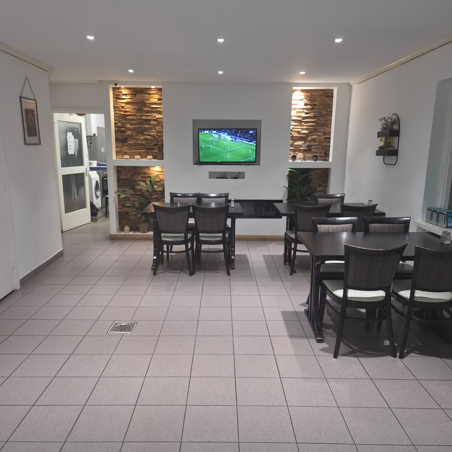 CAFETARIA & LUNCHROOM TER OVERNAME IN HEEMSTEDE – CIRCA 120 M² — foto 3 van 13
