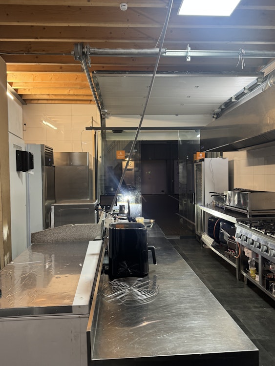TURN-KEY TAKE-AWAY HORECAKEUKEN TER OVERNAME IN ALMERE – 40 M² EN VOLLEDIGE INVENTARIS — foto 2 van 6