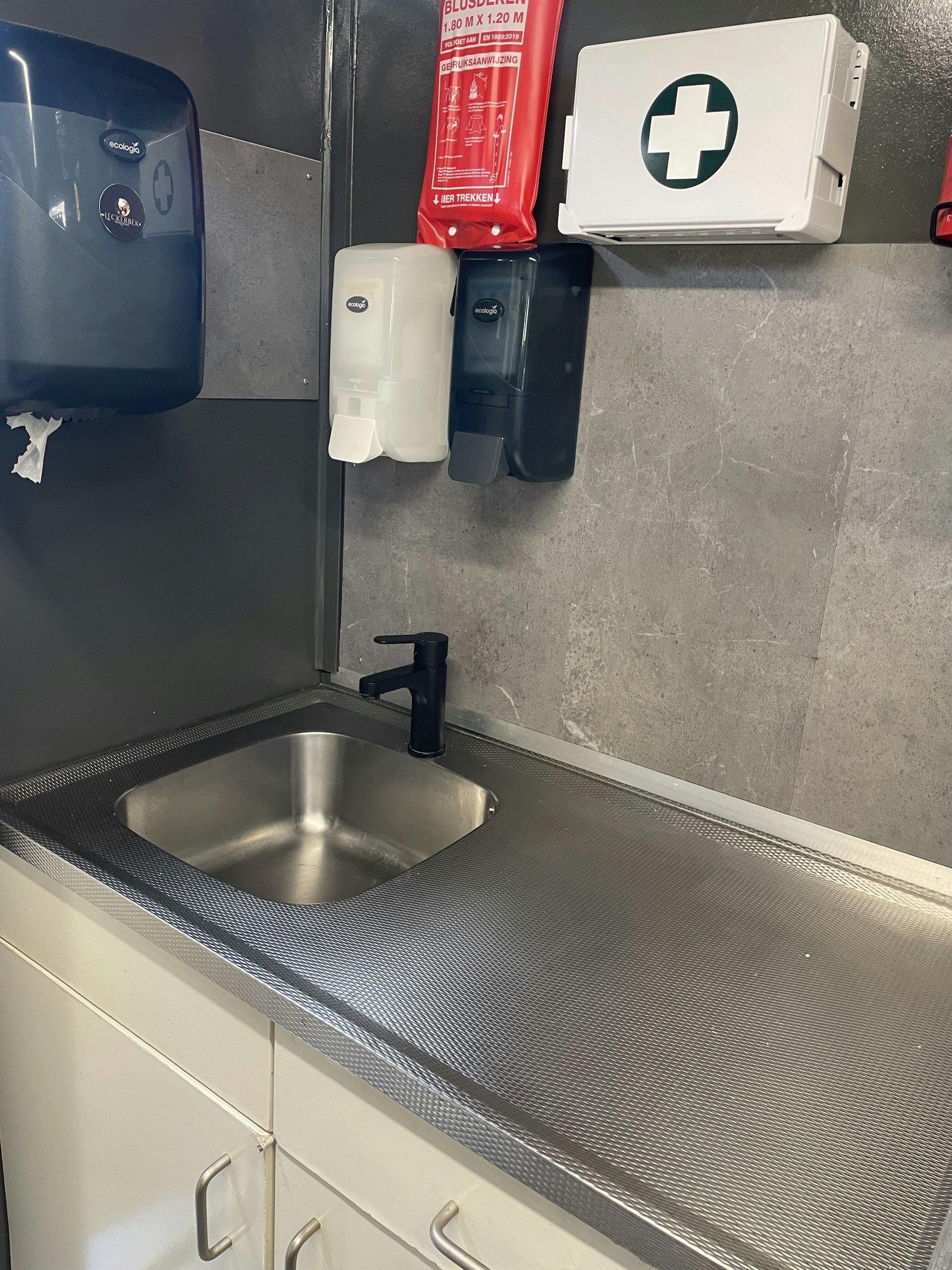FOODTRUCK TER OVERNAME IN NES – VOLLEDIG INGERICHTE KEUKEN — foto 3 van 5
