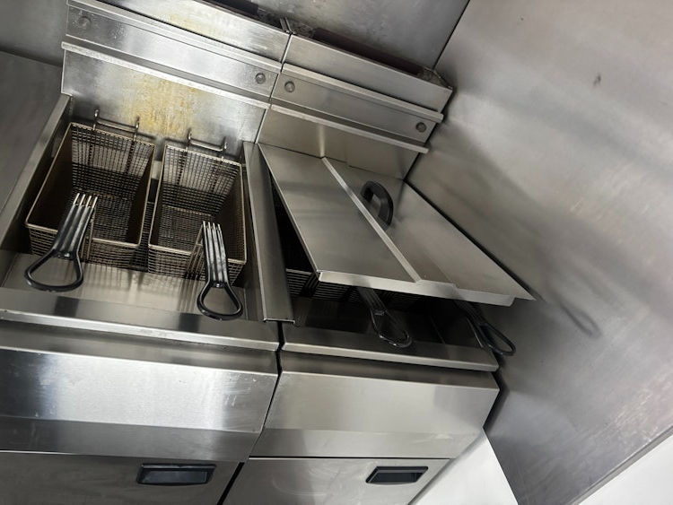 FOODTRUCK TER OVERNAME IN BALK – COMPLETE KEUKENINVENTARIS — foto 2 van 5