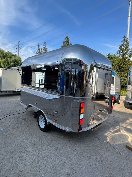 AIRSTREAM FOOD TRAILER TER OVERNAME IN WERKENDAM – NIEUW EN DIRECT INZETBAAR — foto 3 van 10