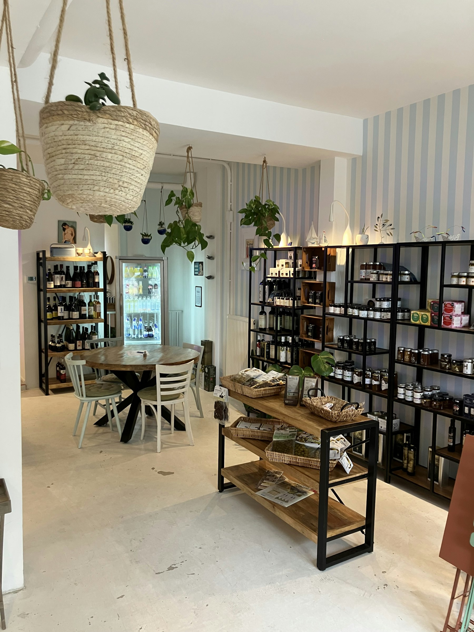LUNCHROOM TER OVERNAME IN DEN HAAG – 180 M², 30 ZITPLAATSEN EN TERRAS — foto 3 van 21