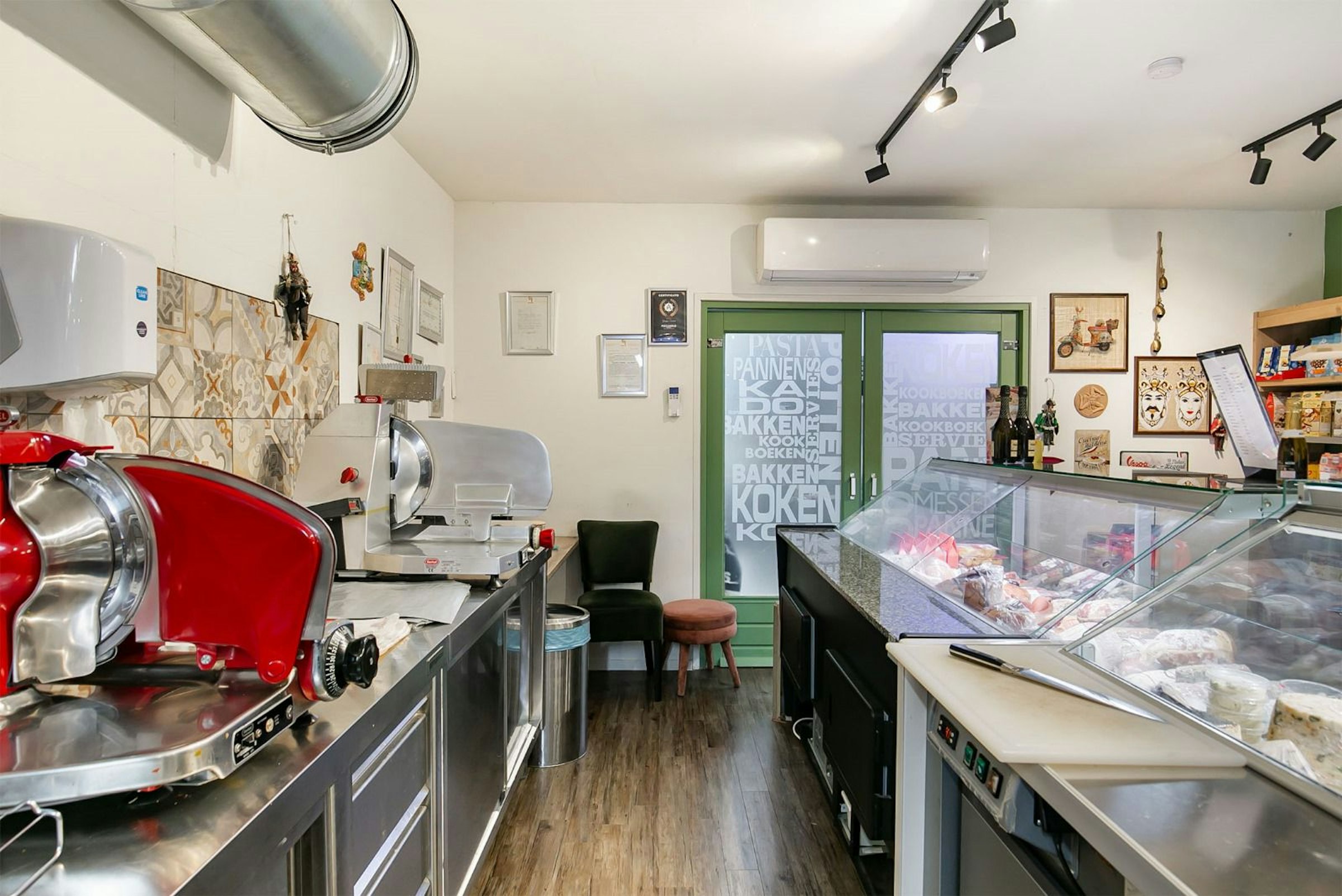 ITALIAANSE DELICATESSEWINKEL & HORECA TER OVERNAME IN ELST – 110 M² — foto 17 van 26
