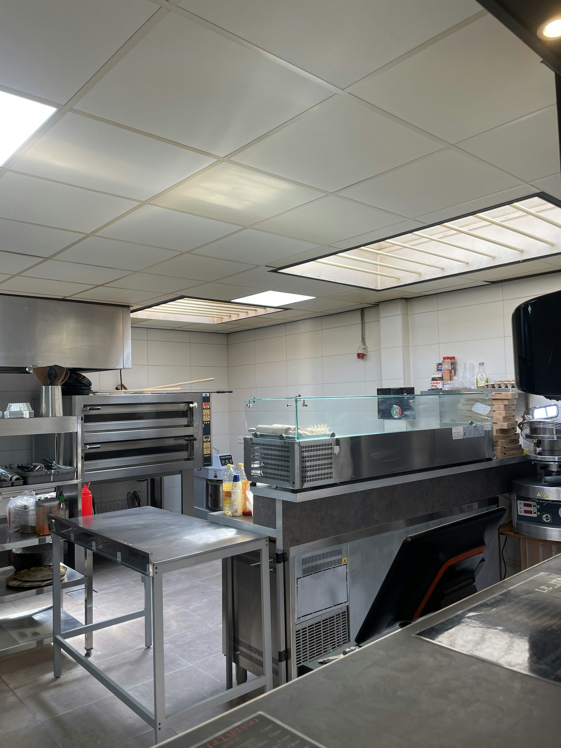 PIZZERIA & IJS SALON TER OVERNAME IN ’S-HERTOGENBOSCH – 140 M² EN COMPLETE BEZORGINFRASTRUCTUUR — foto 12 van 19