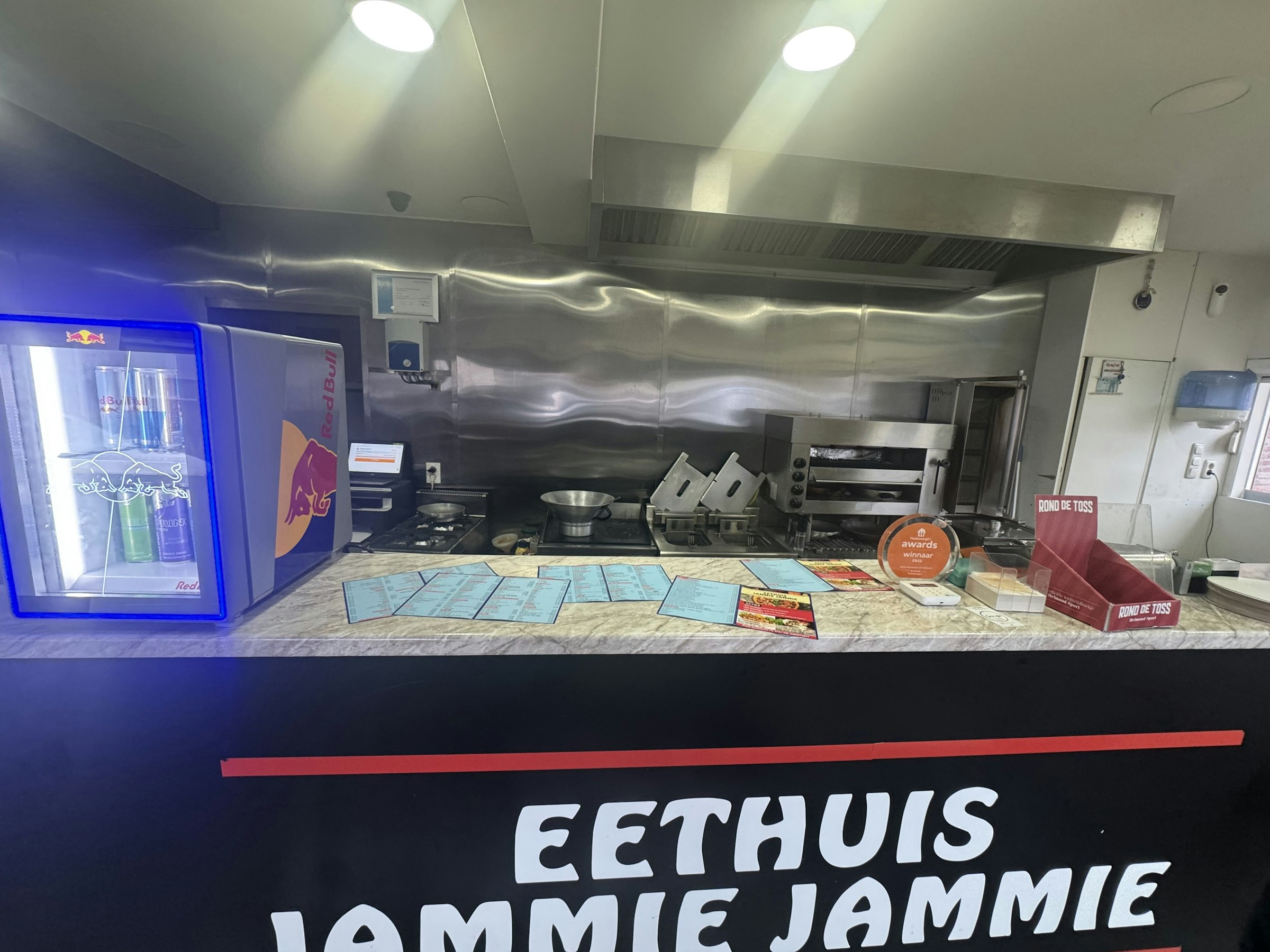AFHAAL- & BEZORGZAAK TER OVERNAME IN HELMOND – COMPLETE INRICHTING EN LAGE HUUR — foto 2 van 9
