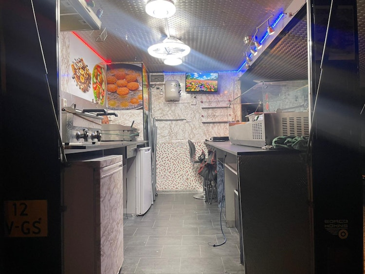 VOLLEDIG INGERICHTE FOODTRUCK TER OVERNAME IN HOORN – FIAT 230 — foto 3 van 4