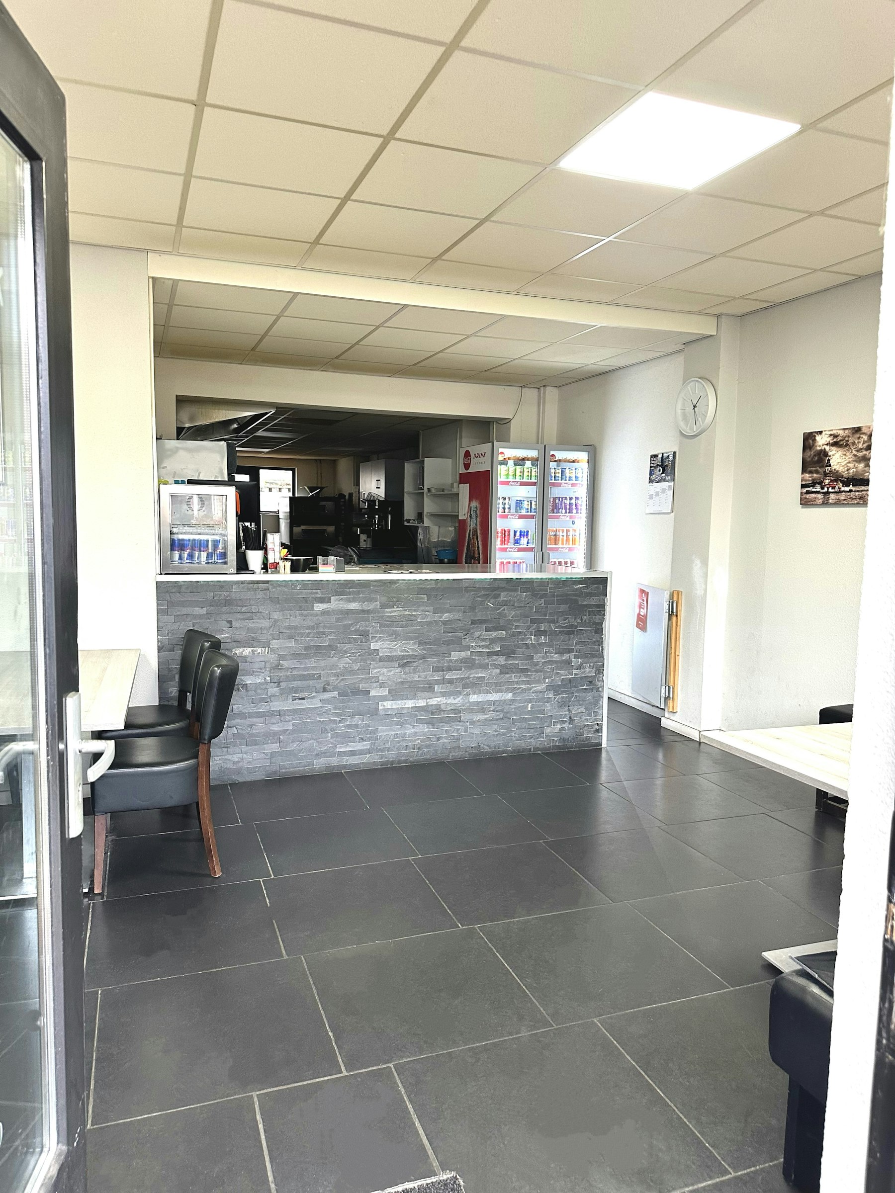 PIZZERIA & SHOARMAZAAK TER OVERNAME IN WAALWIJK – INSTAPKLAAR EN VOLLEDIG INGERICHT — foto 2 van 9