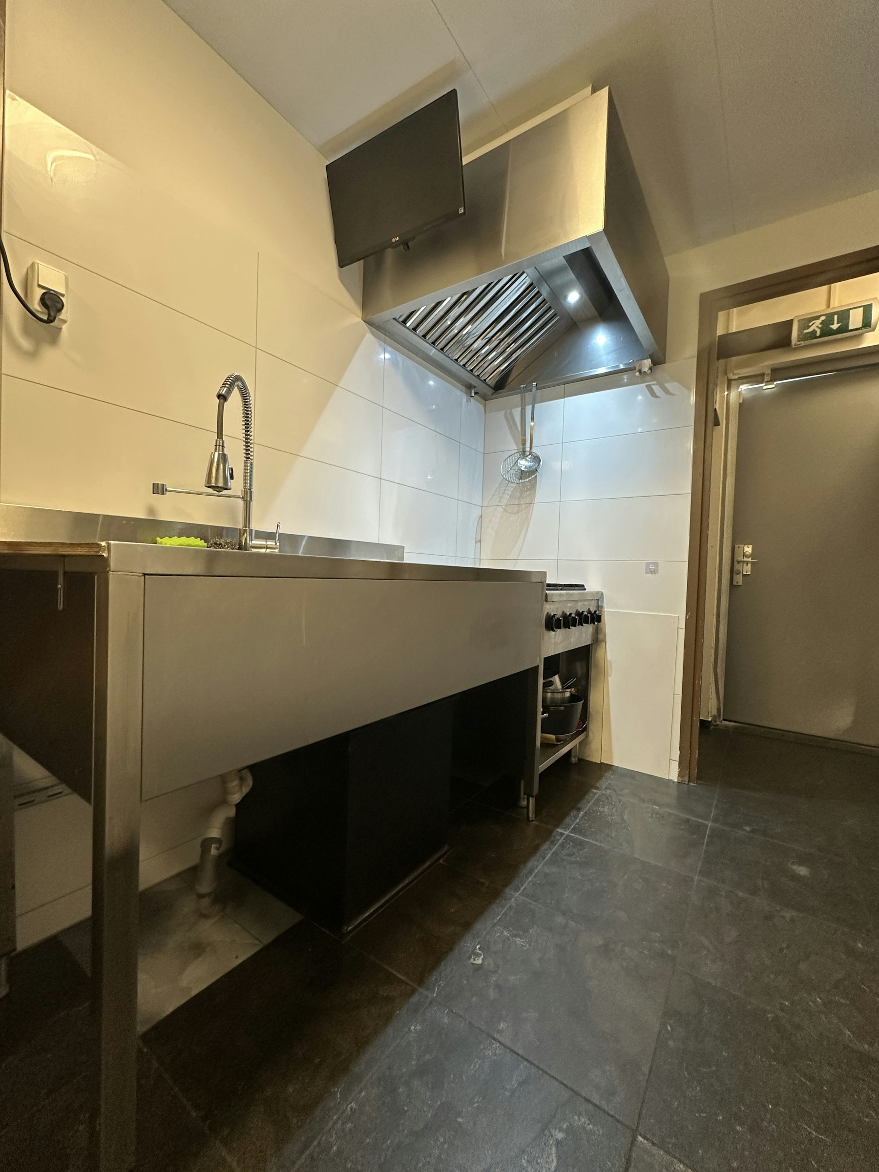 VOLLEDIG INGERICHTE HORECAZAAK TER OVERNAME IN DEN HAAG – WINKELCENTRUM LEYWEG — foto 10 van 19