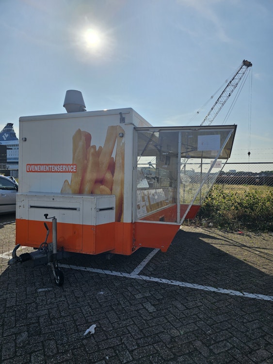 PROFESSIONELE FOODTRUCK TER OVERNAME IN ROTTERDAM – COMPLEET INGERICHT — foto 3 van 7