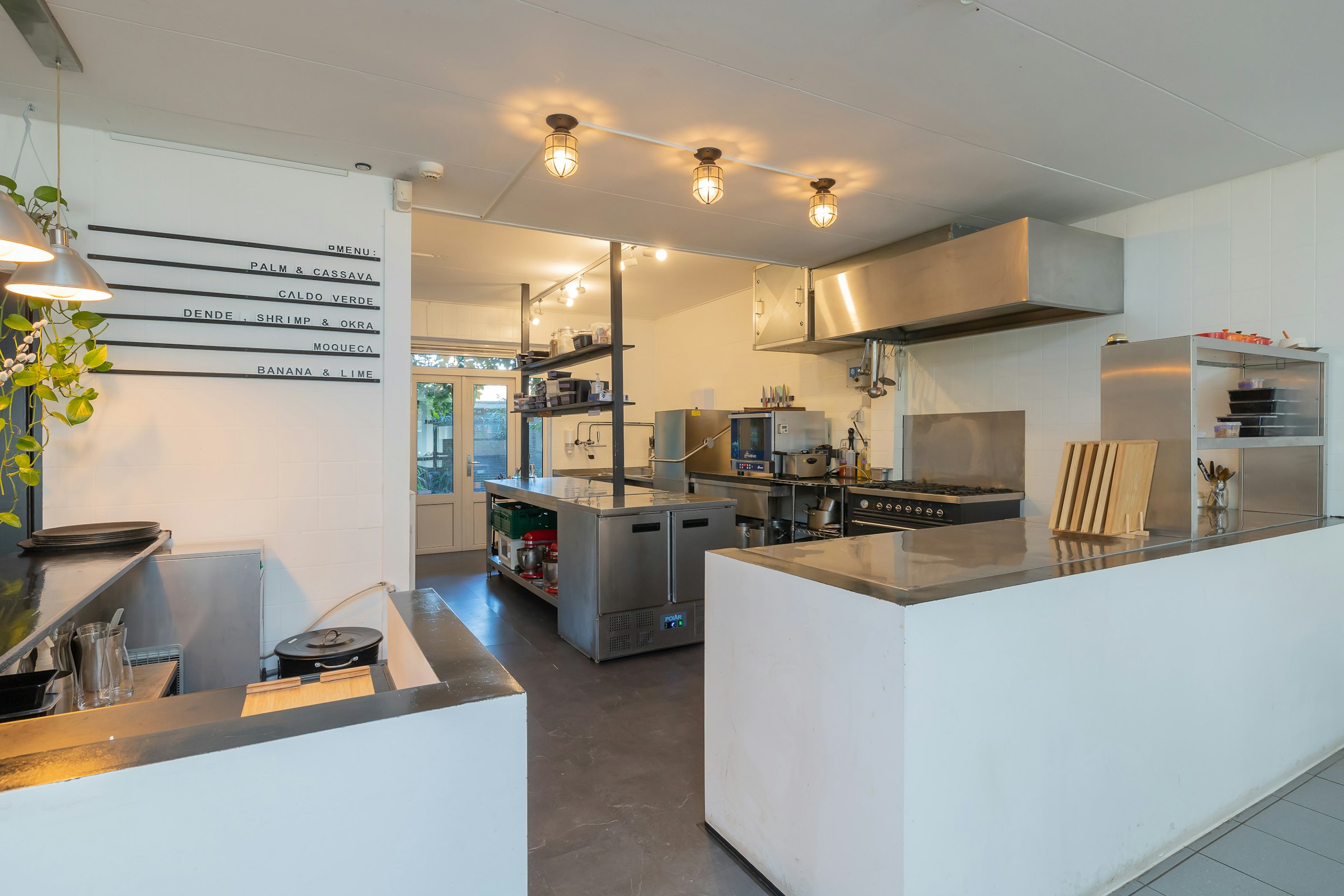TURNKEY RESTAURANT TER OVERNAME IN AMSTERDAM – 113 M² EN 36–40 ZITPLAATSEN — foto 8 van 13
