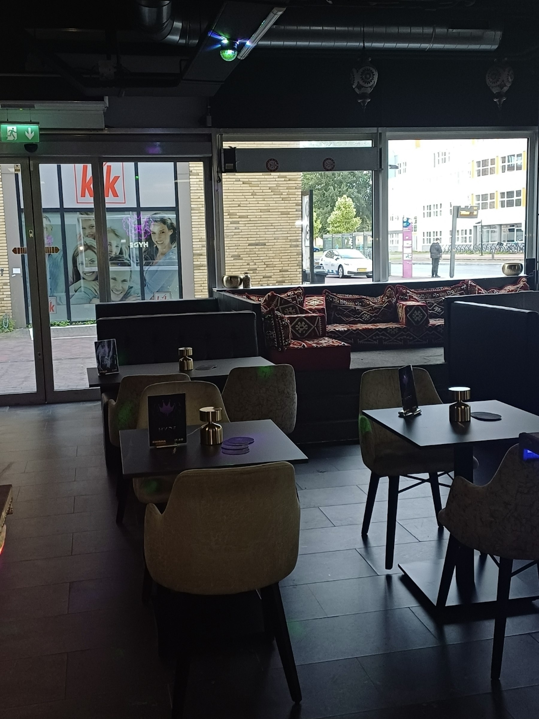 SHISHA LOUNGE TER OVERNAME IN ALMERE BUITEN – INSTAPKLAAR EN NABIJ HET STATION — foto 3 van 4