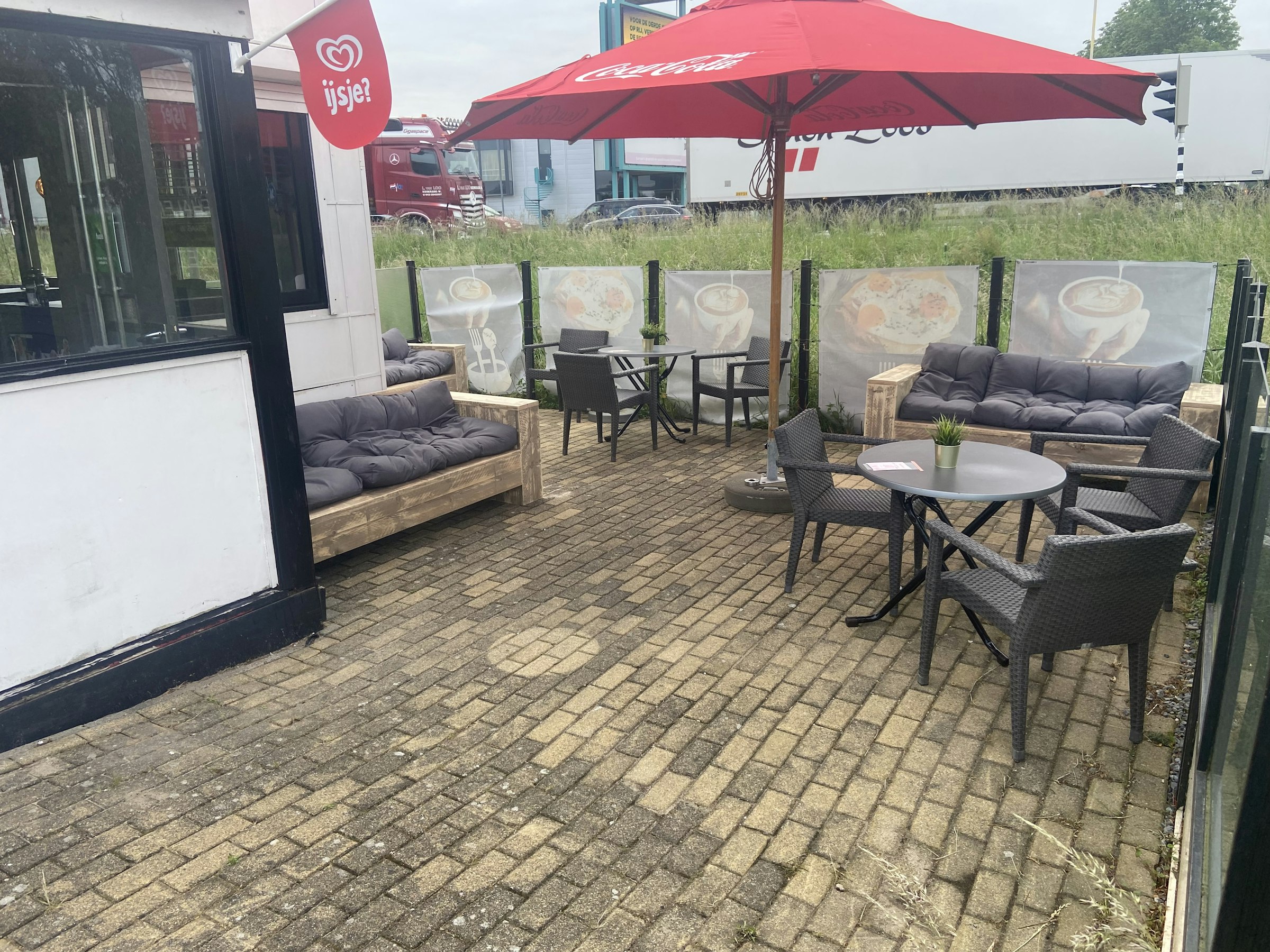LUNCHROOM TER OVERNAME IN WORMERVEER – EETHUIS BETTY MET TERRAS — foto 5 van 7