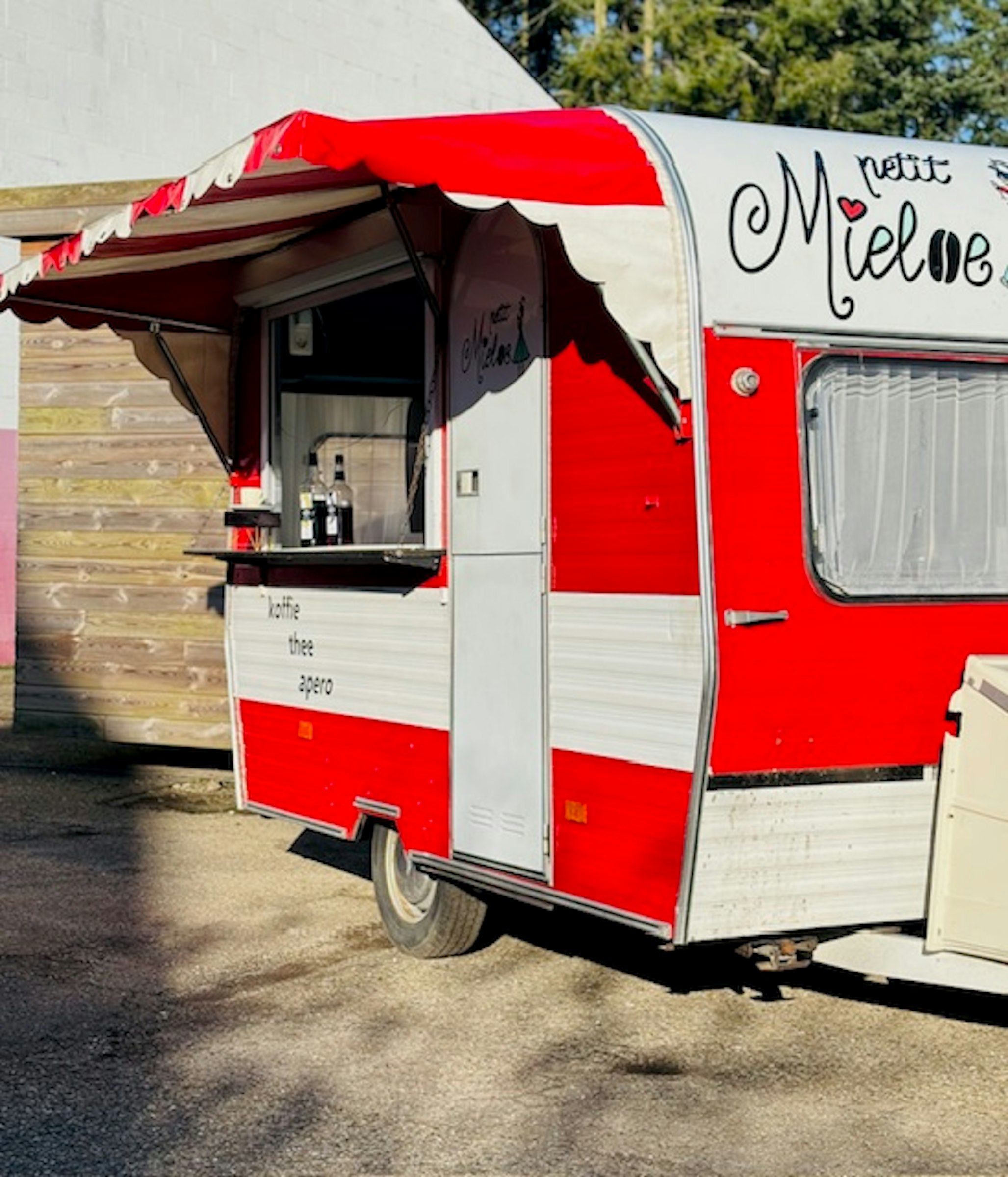 FOODTRUCK-CARAVAN TER OVERNAME IN ANTWERPEN – CHATEAU UIT 1974 — foto 3 van 8