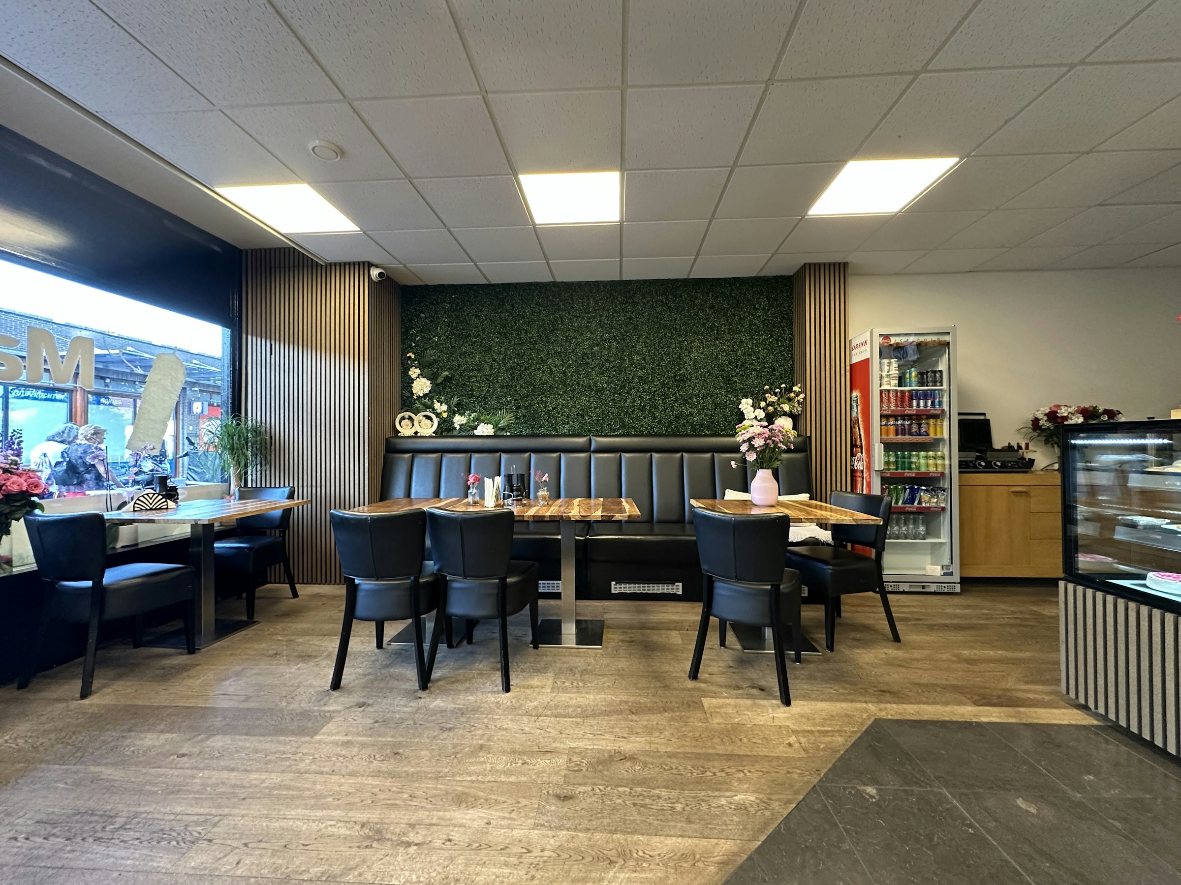 VOLLEDIG INGERICHTE HORECAZAAK TER OVERNAME IN DEN HAAG – WINKELCENTRUM LEYWEG — foto 3 van 19