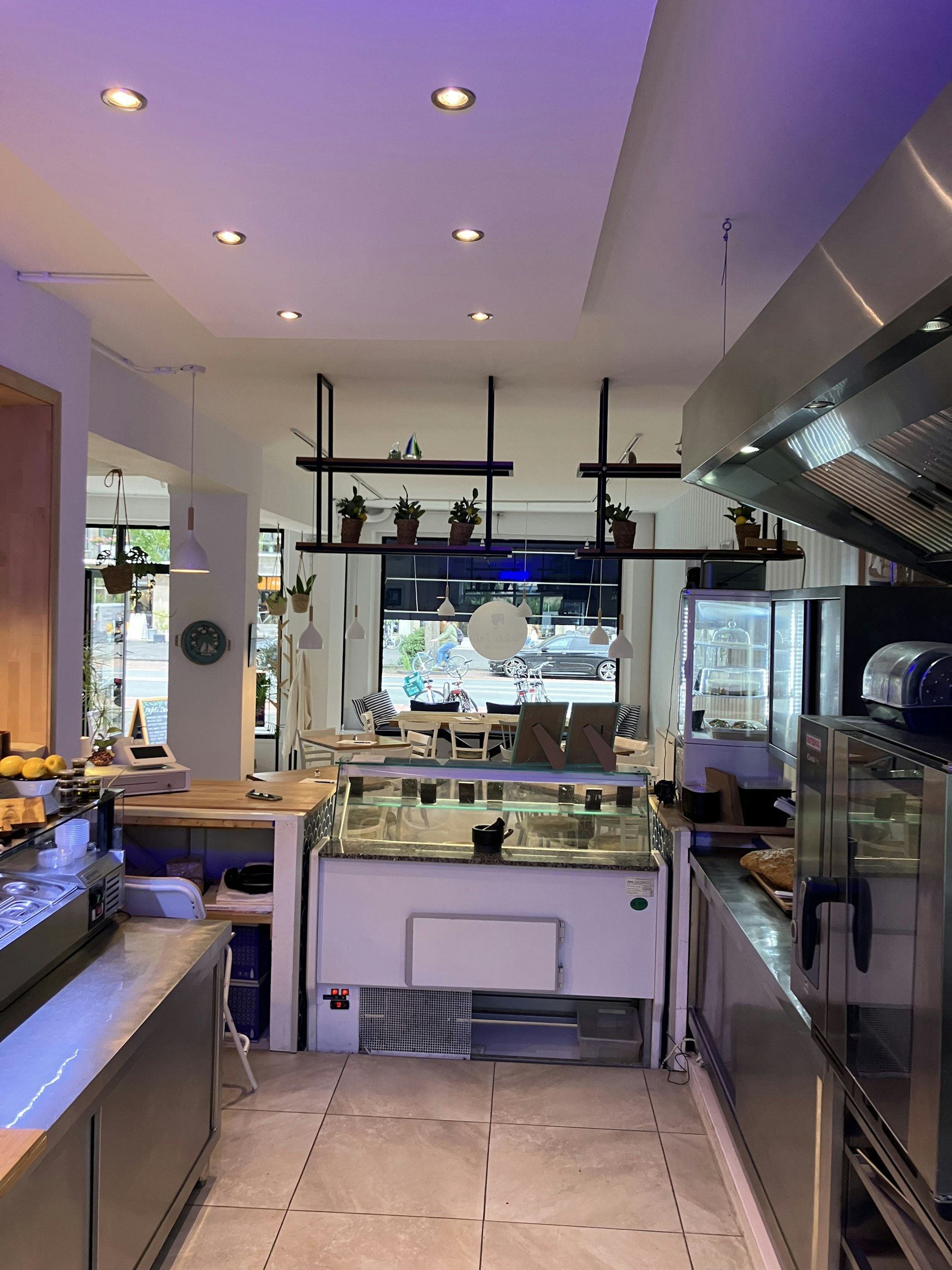 LUNCHROOM TER OVERNAME IN DEN HAAG – 180 M², 30 ZITPLAATSEN EN TERRAS — foto 4 van 21