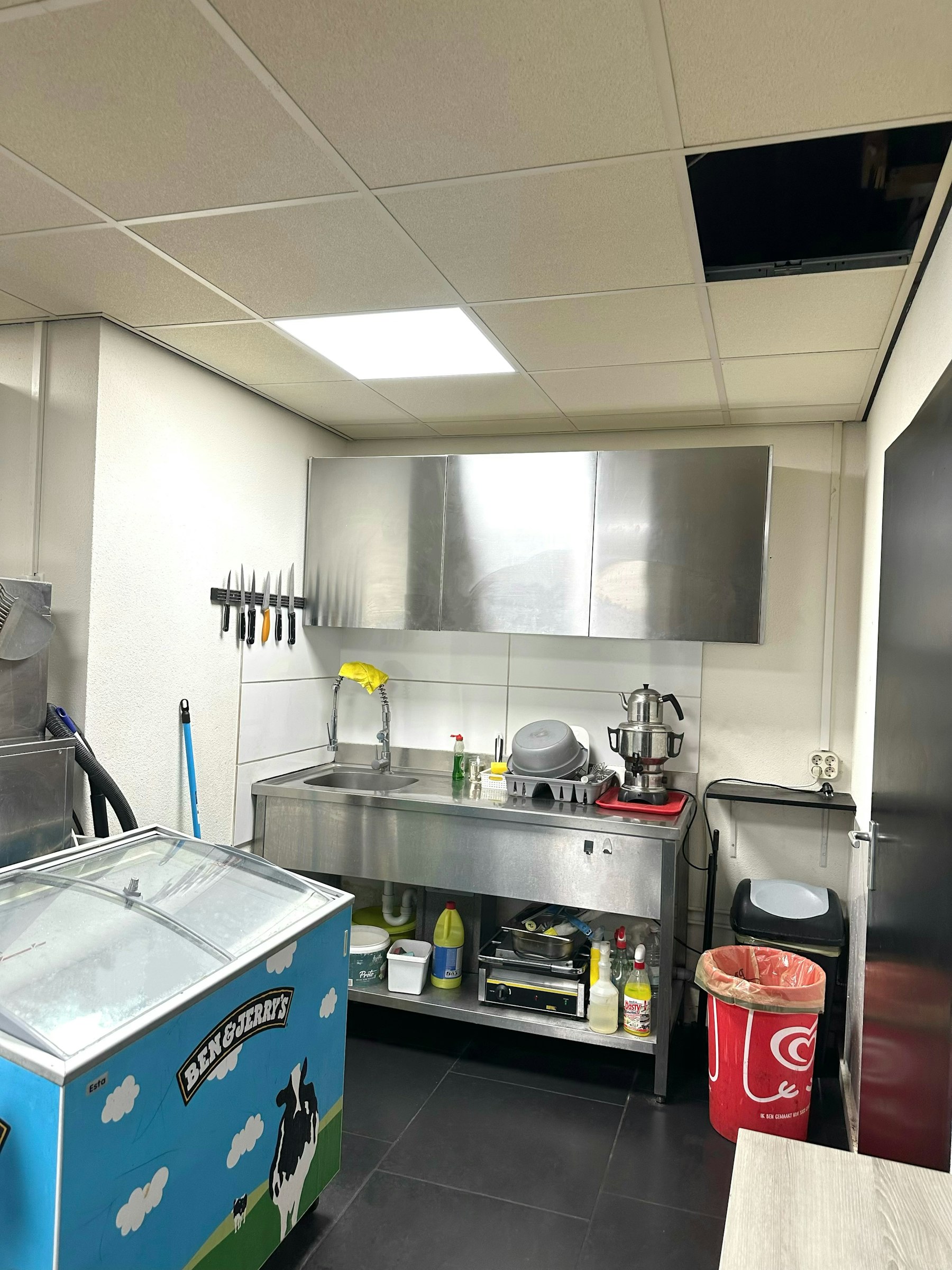 PIZZERIA & SHOARMAZAAK TER OVERNAME IN WAALWIJK – INSTAPKLAAR EN VOLLEDIG INGERICHT — foto 8 van 9